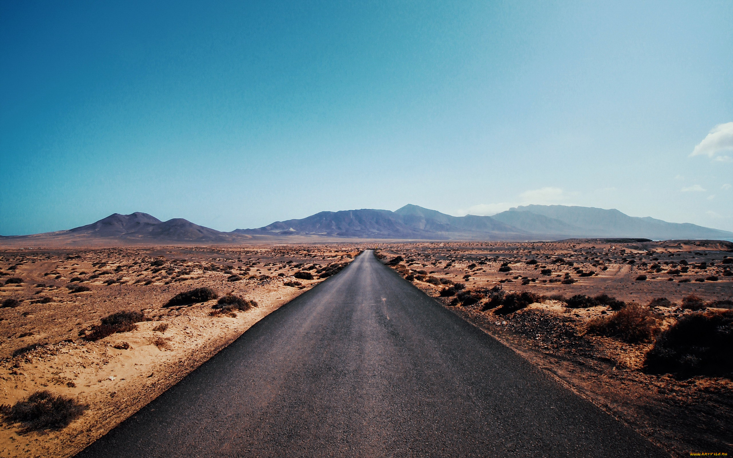 Desert road. Пустыня Мохаве Лас Вегас. Дорога в пустыне Мохаве. Горы в пустыне. Пустынная трасса.